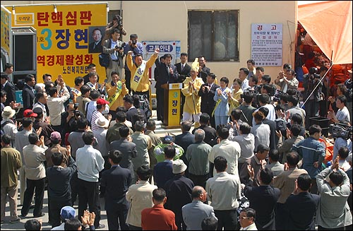 12일 오전 전남 함평을 방문한 정동영 열린우리당 의장이 버스터미널에서 장현 후보 지지를 호소하고 있다. 